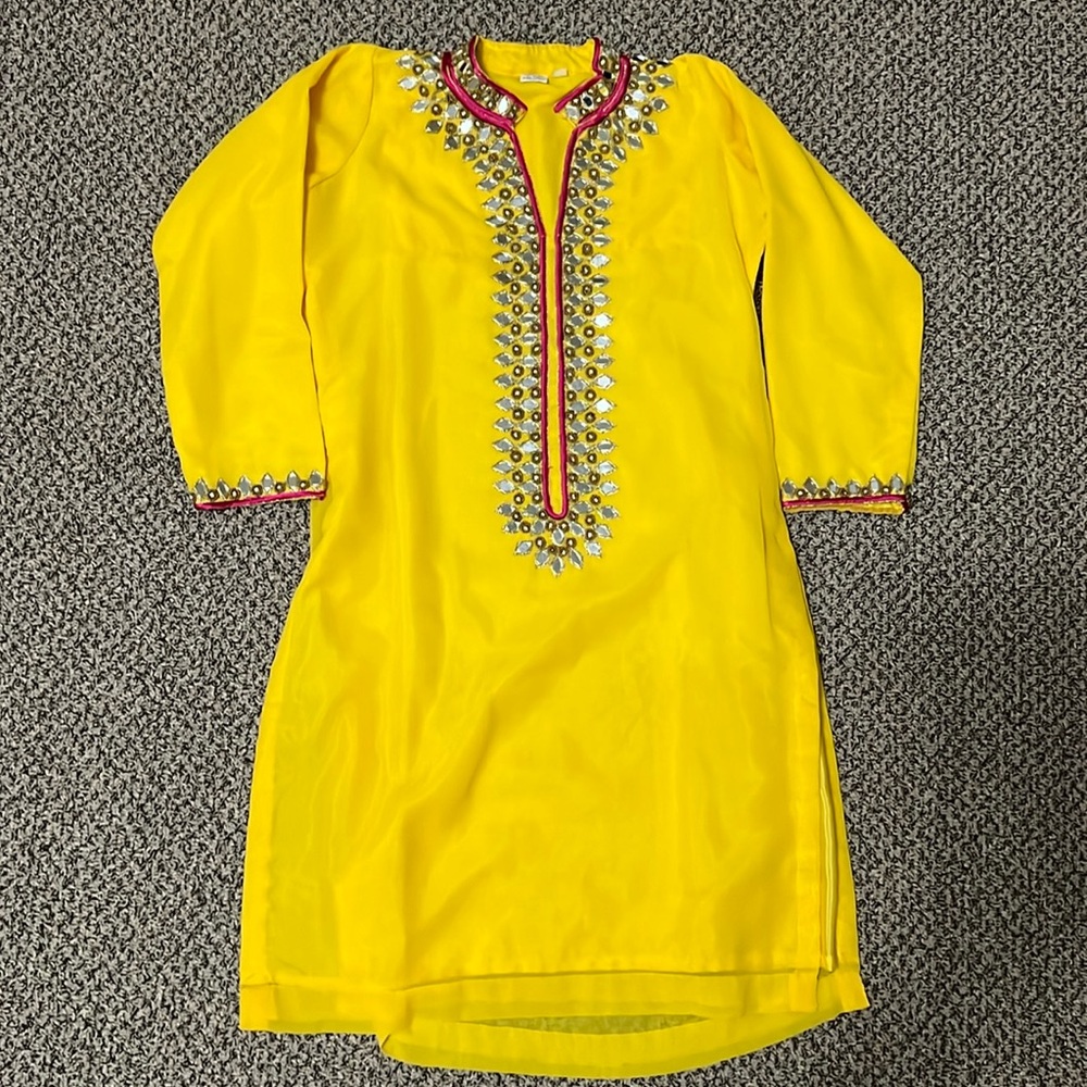 Beautiful Indian salwar kameez suit with matching dupatta.  Size 38.